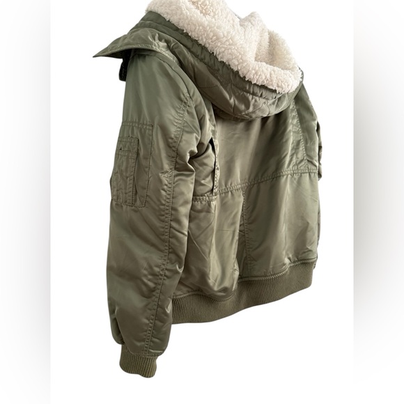 EUC American Eagle Green Satin Sherpa Fur Lined Hooded Puffer Bomber Jacket - Picture 8 of 12